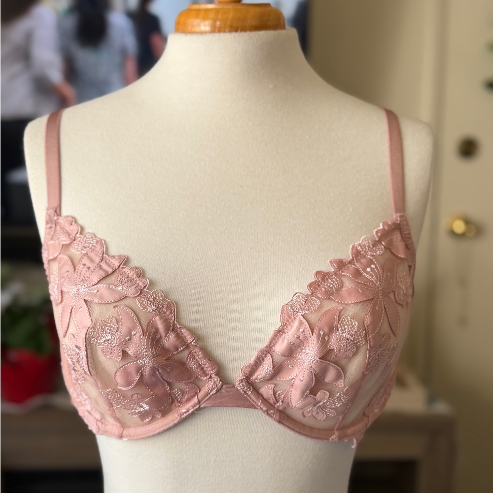 Victoria's Secret Floral Lace Bra in Soft Pink